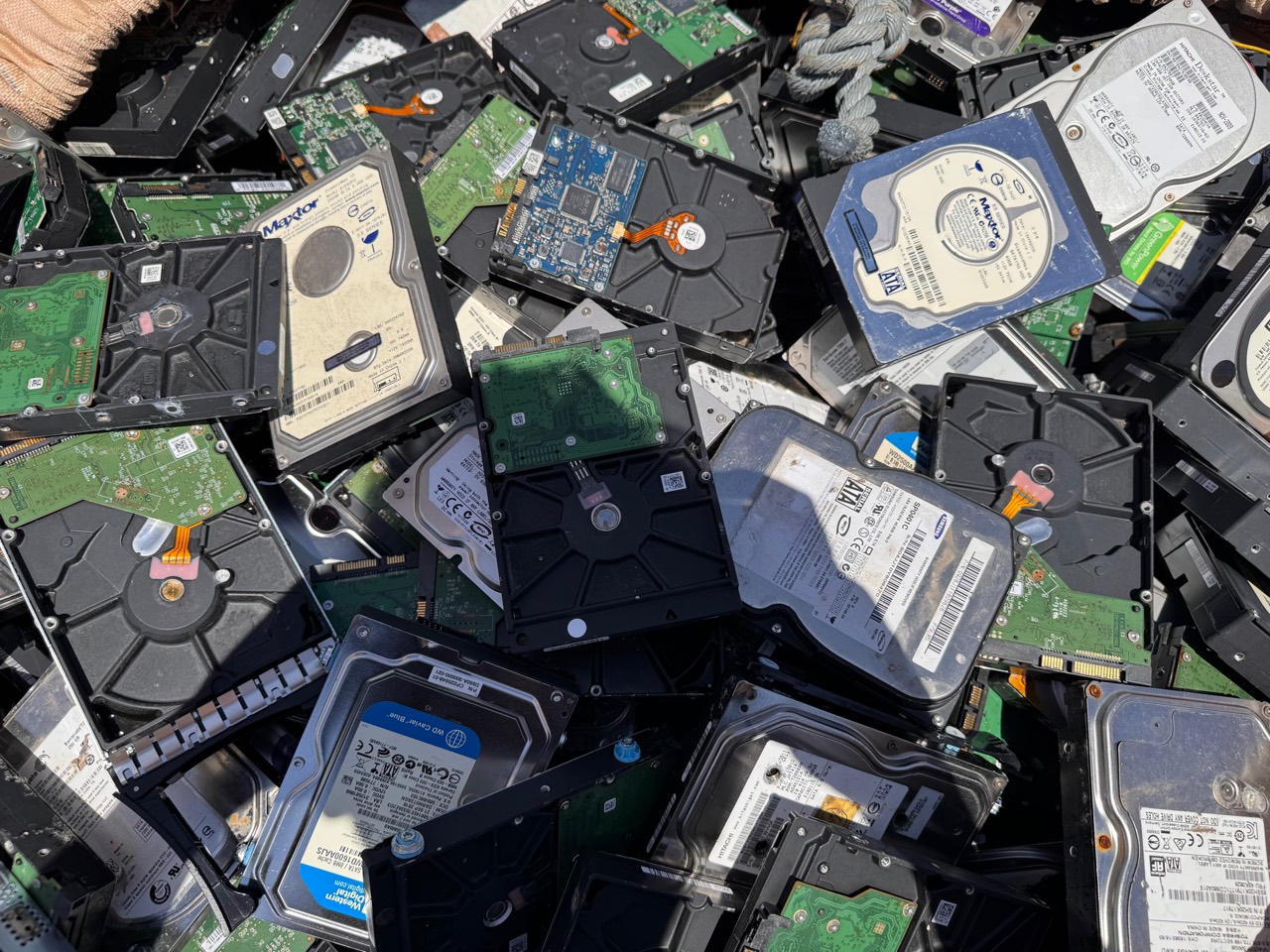 HDD（穴あけ破壊済OK）の参考写真
